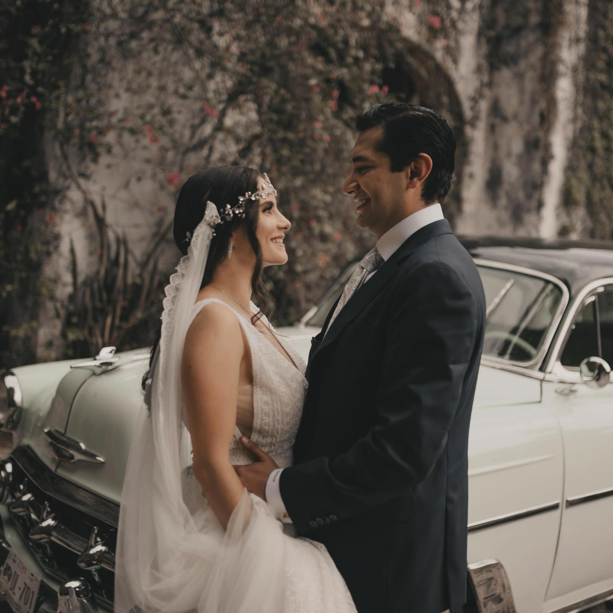 Novios con auto clásico