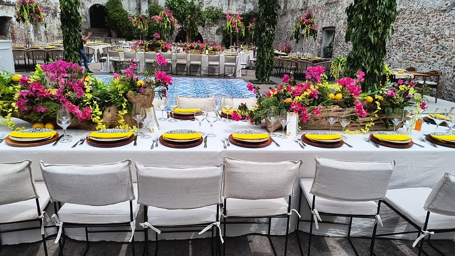 Mesa con acentos amarillos